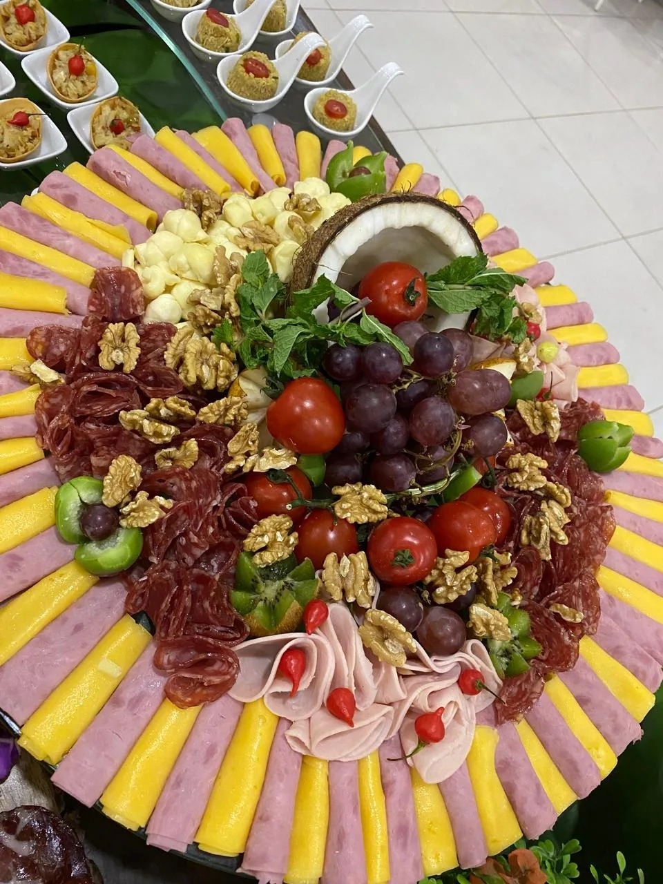Tábua circular de frios, queijos e frutas