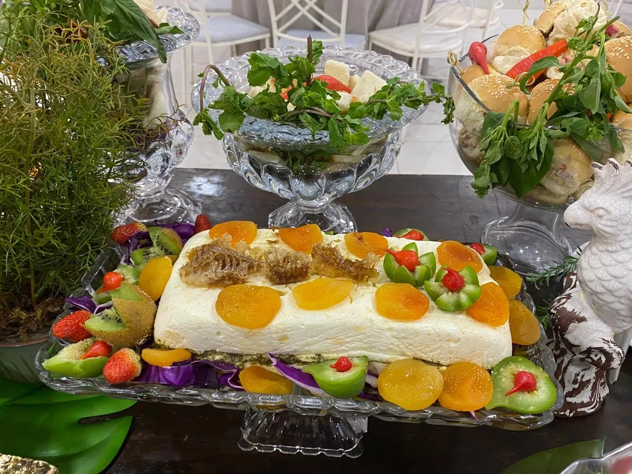 Prato frio decorado com pêssegos e frutas