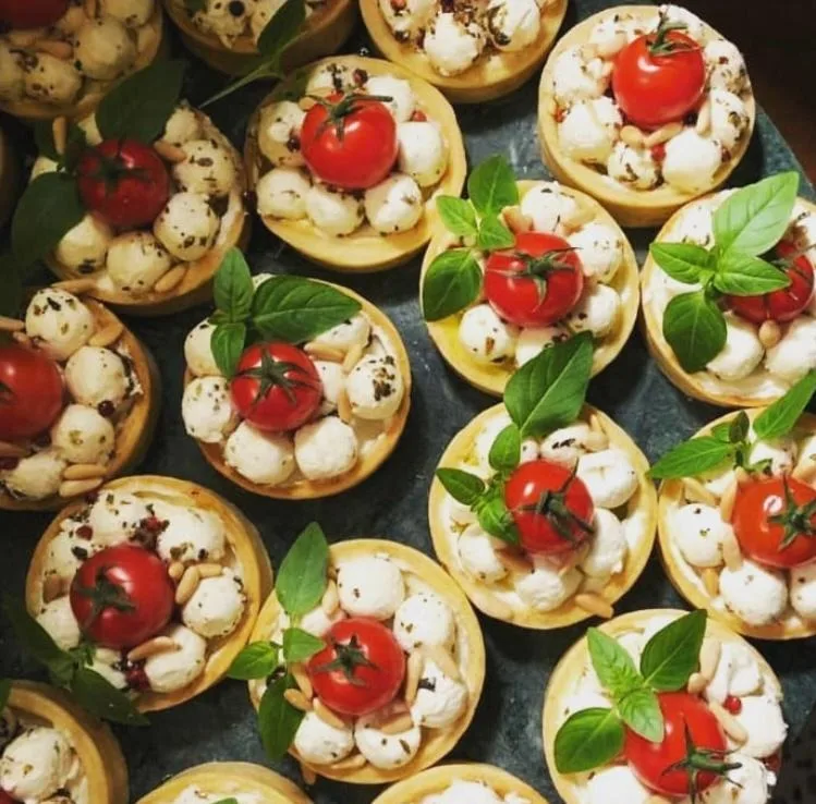 Tortinhas com tomate, muçarela de búfala e manjericão