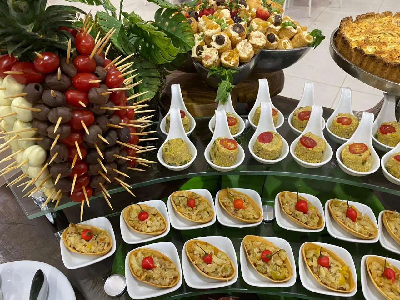 Mesa gastronômica do La Gabita com entradas individuais