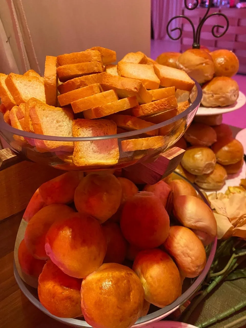 Pães e torradas apresentados em cestas