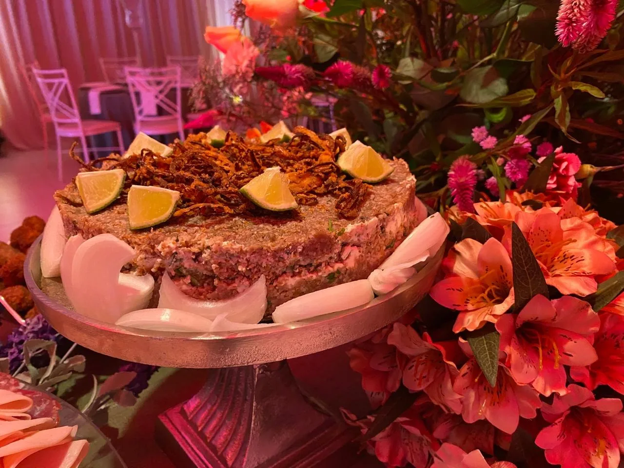 Preparação com nozes e laranja entre flores