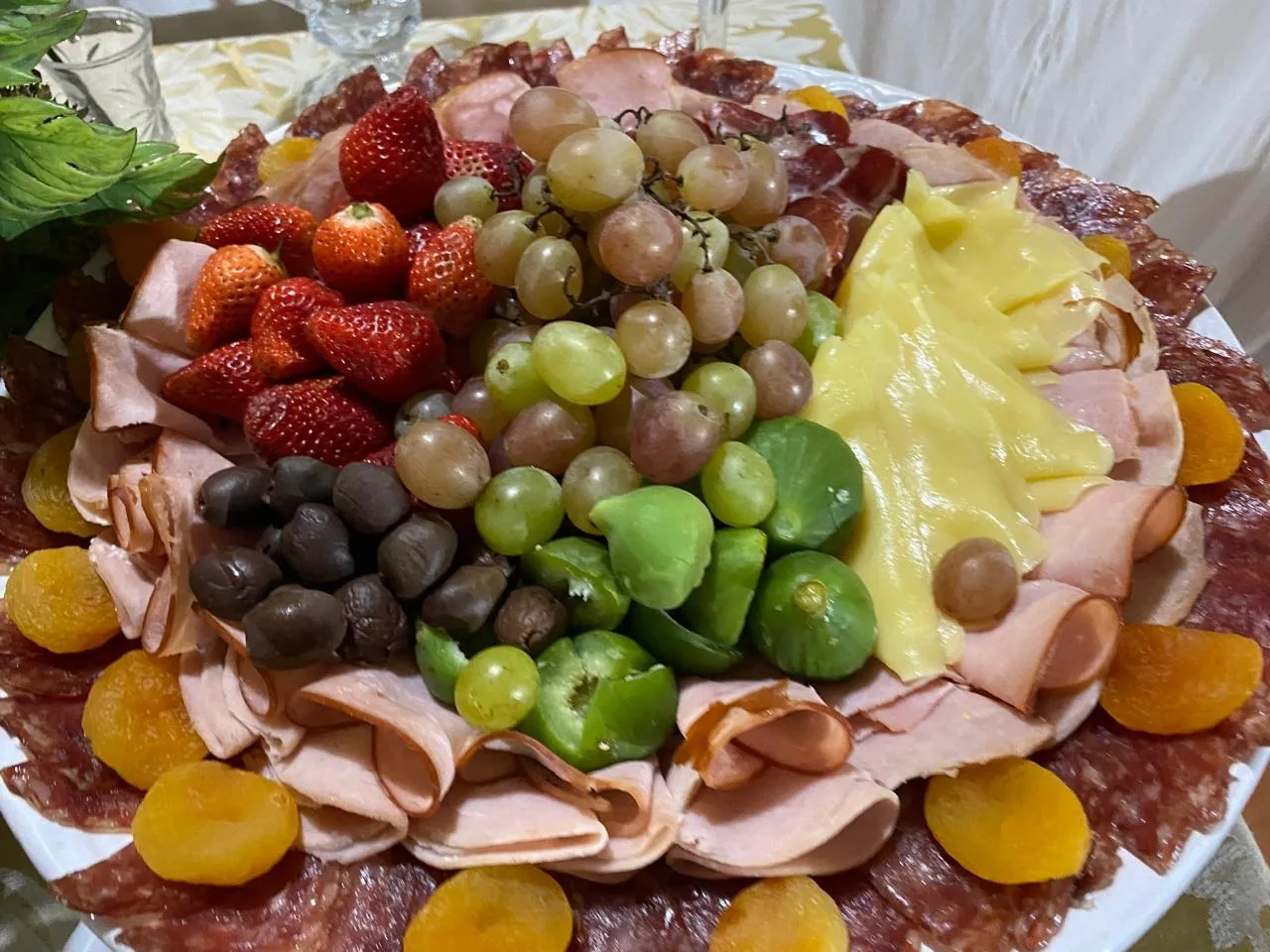 Prato de frios com frutas preparado com cuidado