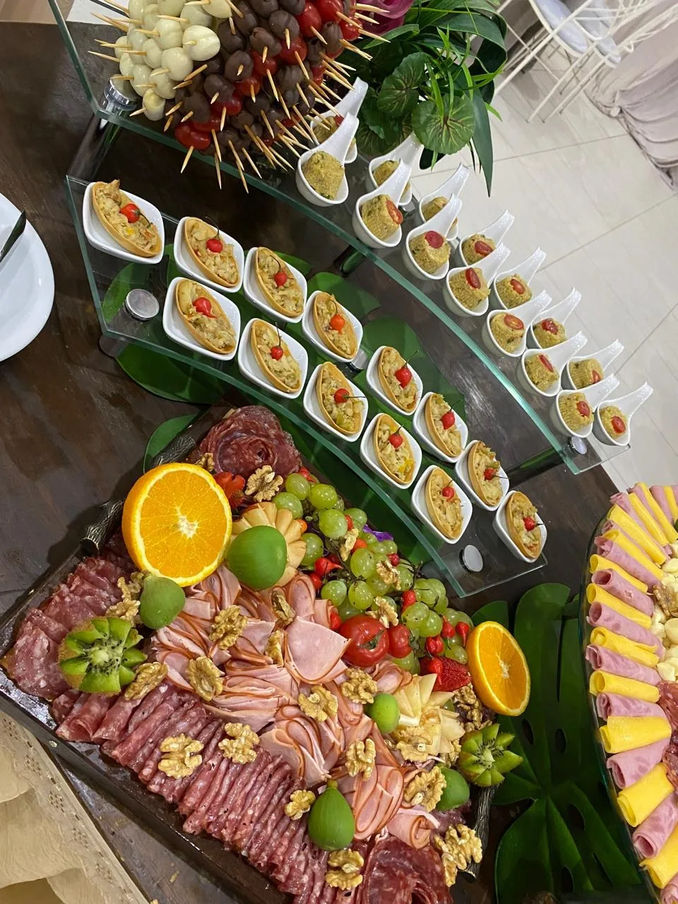 Mesa completa do La Gabita com frios, frutas e entradas