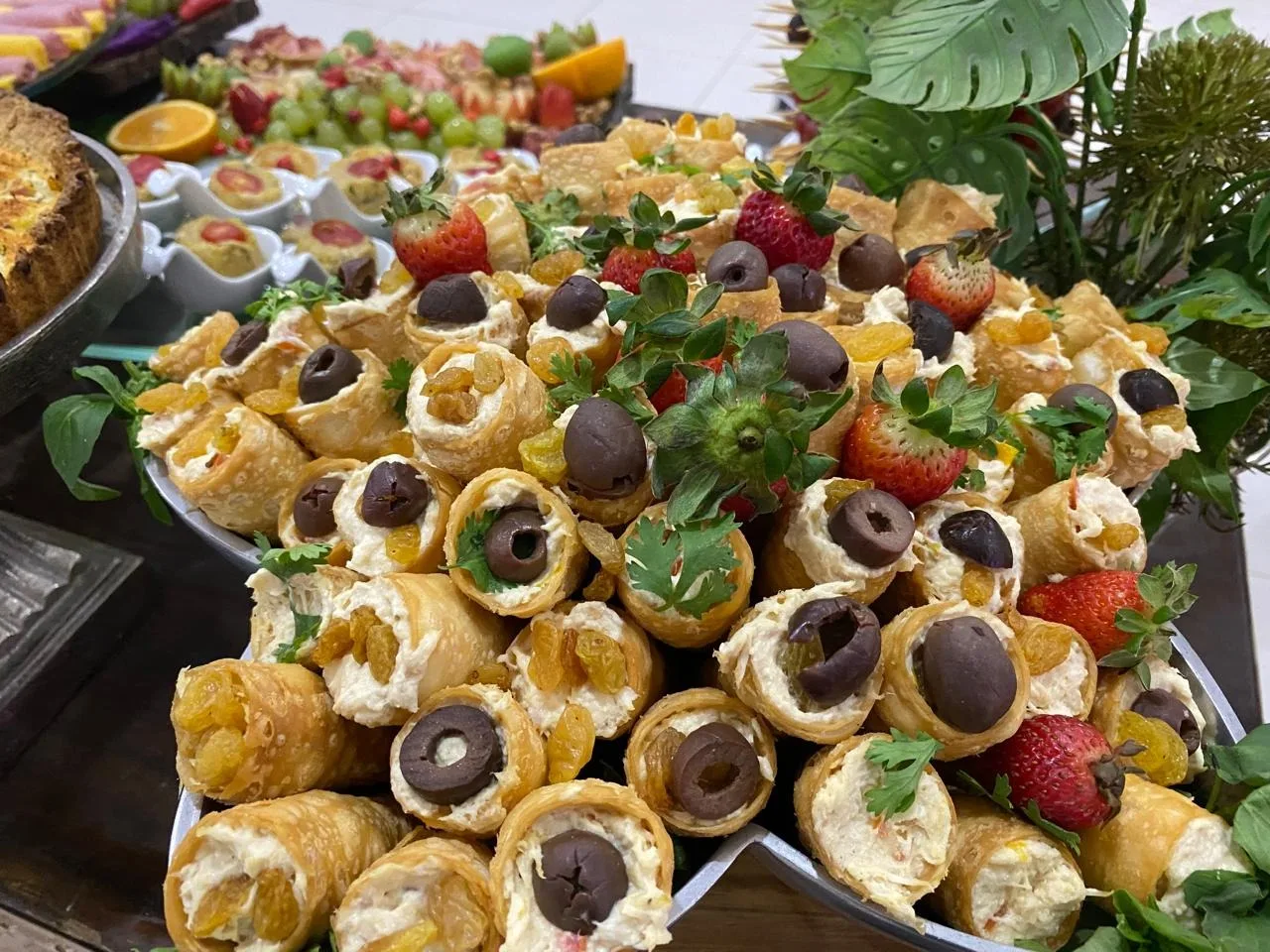 Canapés recheados com frutas vermelhas e folhas